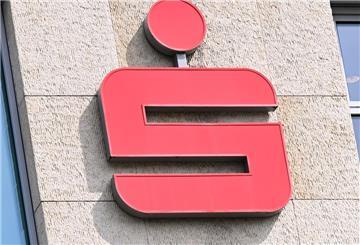 Das Logo der Sparkasse ist an einem Gebäude der Sparkasse angebracht.