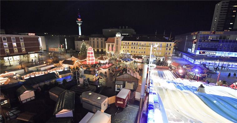 Spaß auch ohne Schnee: Die 53 Meter lange Wellen-Rutschbahn auf dem Theodor-Heuss-Platz lockte am ersten Weihnachtsmarkt-Tag zwar noch nicht so richtig viele Besucher auf die Piste, aber viele Seh-Leute liebäugelten mit einer Rutschpartie. Motto: Erst gucken, dann ausprobieren. 