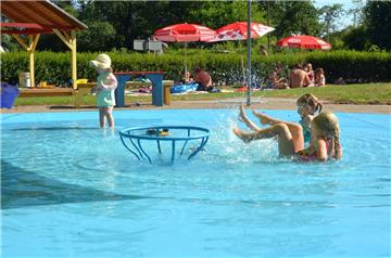 Spaß beim Planschen im Freibad Kirchtimke. Wie lange es den noch geben wird, steht in den Sternen.