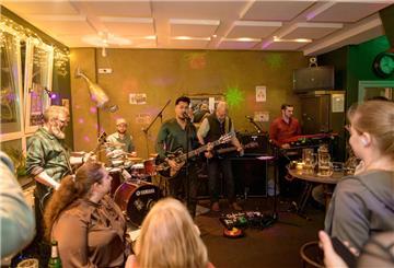 Band spielt in einer kleinen Kneipe