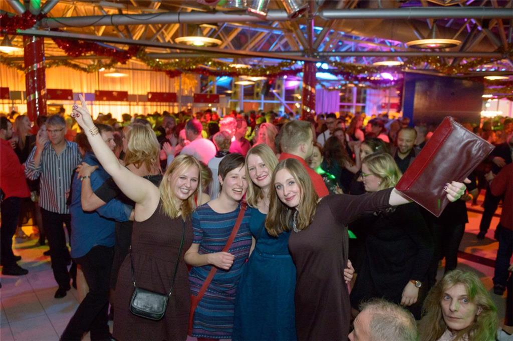 Spaß, gute Laune, Musik, Leute treffen und Getränke - so geht Weihnachtszauber.