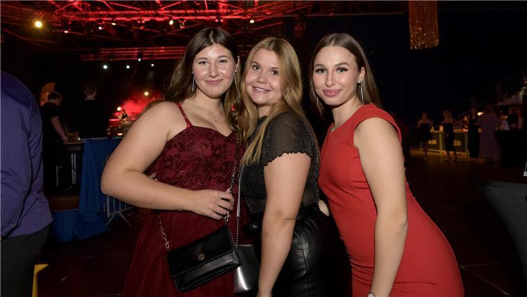 Drei junge Frauen in Abendkleidung
