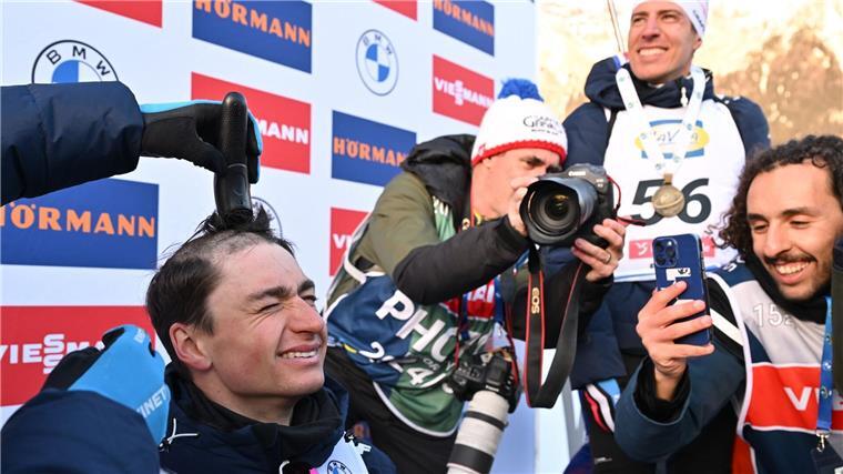 Frisuren-Ritual bei Biathlon-WM: Auch Weltmeister rasiert Spaß hatte Eric Perrot nicht, als der Rasierer angesetzt wurde.