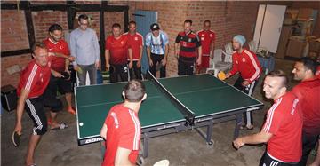 Spaß hatten alle Beteiligten abends beim Tischtennis. Foto Schmidt