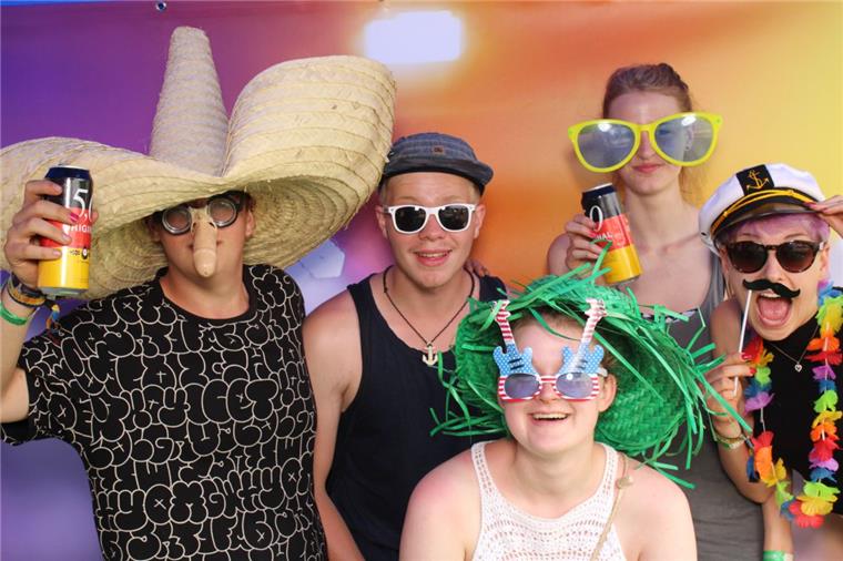 Photobooth: Die Penisbrille ist der Hit Spaß muss sein. Und super ist es, wenn man die ausgelassene Stimmung auch in einem Foto festhalten kann.