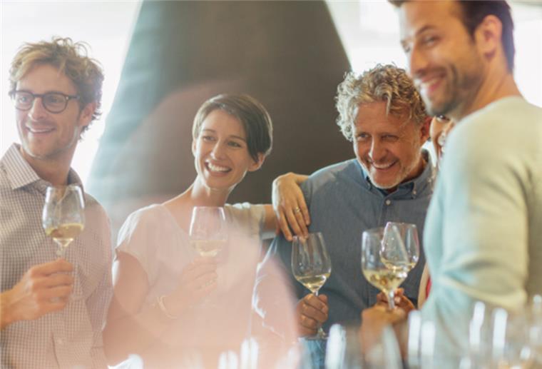 Weintrinkende Menschen