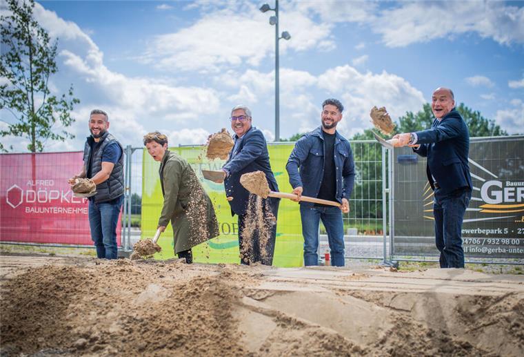 Spatenstich am Kistner-Gelände (von links): Jaroslav Gerbatowski, Ingrid Spengler, Melf Grantz, Silvester Gerbatowski und Christian Jaeger.