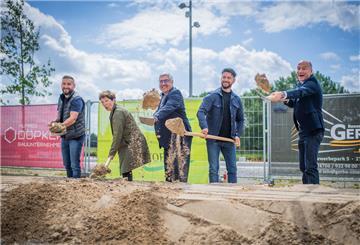 Spatenstich am Kistner-Gelände (von links): Jaroslav Gerbatowski, Ingrid Spengler, Melf Grantz, Silvester Gerbatowski und Christian Jaeger.
