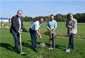 Spatenstich für das neue Batterieprüfzentrum in Stotel (von links): Holger Rasch, Erster Gemeinderat der Gemeinde Loxstedt, Costakis und Marios Constantinou von der LABCO GmbH sowie Marco Witthohn von der Agentur für Wirtschaftsförderung Cuxhaven.