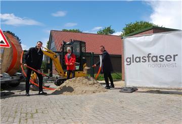 Spatenstich für das neue Breitbandnetz in Brake (von links): Christoph Meurer, Geschäftsführer von Glasfaser Nordwest, Bürgermeister Michael Kurz und Ralf von Dzwonkowski von EWE Netz.