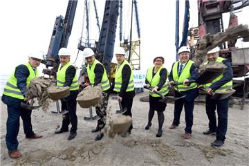 Spatenstich für das Siemens-Werk in Cuxhaven, mit dabei Dr. Zsos Sluitner (von links), Dr. Ulrich Getsch, Dr. Markus Tacke, Enak Ferlemann, Daniela Behrens, Uwe Santjer und Dr. Hans- Joachim Stietzel.