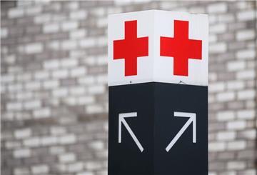 Ein Schild mit einem roten Kreuz weist den Weg zur Notaufnahme des Klinikum Region Hannover. (zu dpa: «Spatenstich für neue Zentralklinik in Ostfriesland»)