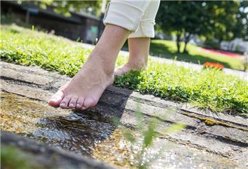 Spazierengehen tut gut und hält fit. Ein Orthopäde empfiehlt, zwischendurch auch mal rückwärts oder barfuß zu laufen. 