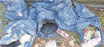 Spaziergängen entdeckten in Frelsdorf diese wild abgelagerten Müllsäcke, in denen unter anderem Fleischstücke steckten.  