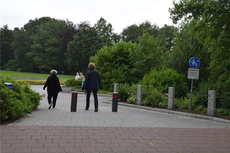 Spaziergänger können nach wie vor ungehindert den Kurpark in Bad Bederkesa betreten. Die beiden Poller am Eingang sollen Autofahrer stoppen.