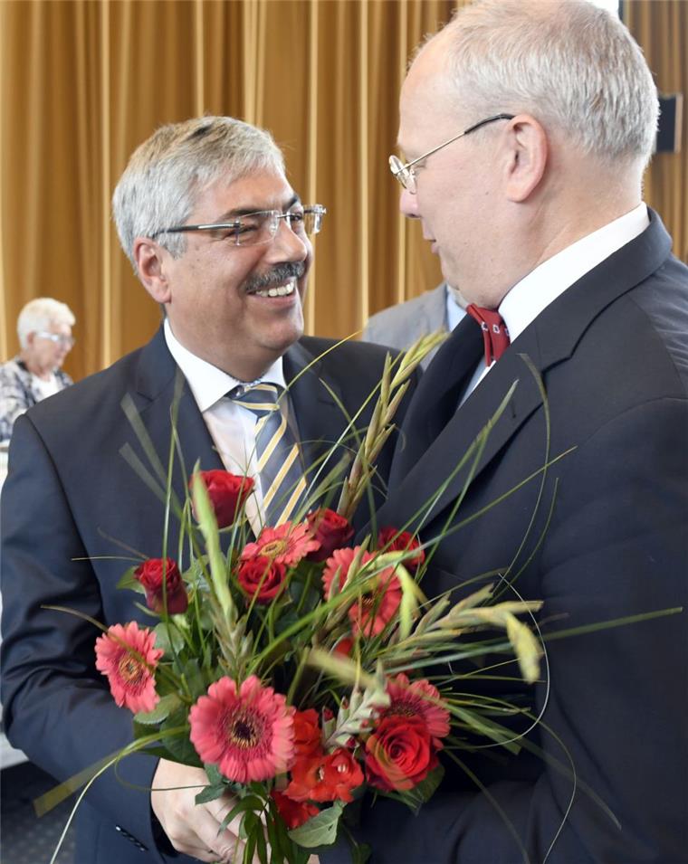 SPD-Fraktionsvorsitzender Sönke Allers gratulierte Oberbürgermeister Melf Grantz (SPD) zu seiner Wiederwahl am Donnerstag.