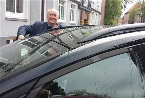 SPD-Kommunalpolitiker Gunnar Wegener aus Cuxhaven musste am Samstag sein Auto säubern. 