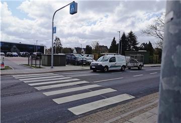 SPD und Grüne im Rat schlagen unter anderem vor, in Höhe des Fußgängerübergangs ein Blinklicht zu installieren, um die Aufmerksamkeit der Autofahrer auf die noch recht neue Verkehrssituation zu lenken.