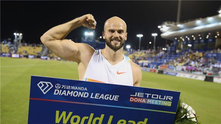 Speerwerfer Julian Weber jubelt über seinen Sieg in Doha.