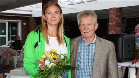 Speerwerferin Christina Lahrs und Wehdels stellvertretender Ortsbürgermeister Rudi Martens.