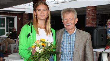 Speerwerferin Christina Lahrs und Wehdels stellvertretender Ortsbürgermeister Rudi Martens.