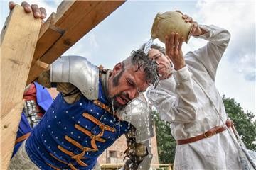 Spektakel beim Mittelalterfest rund um die Burg in Bad Bederkesa. Mit von der Pa...