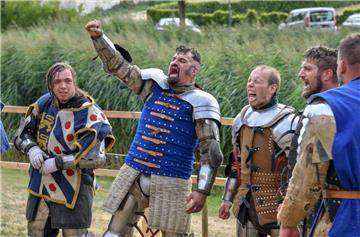 Spektakel beim Mittelalterfest rund um die Burg in Bad Bederkesa. Mit von der Pa...