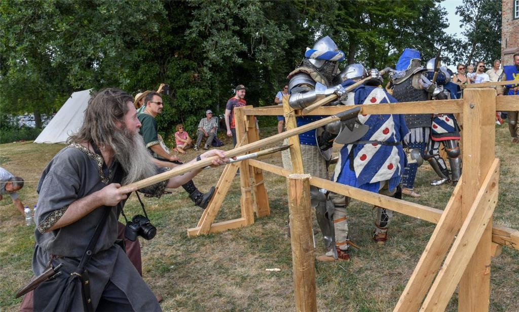 Spektakel beim Mittelalterfest rund um die Burg in Bad Bederkesa. Mit von der Pa...