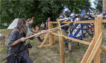 Spektakel beim Mittelalterfest rund um die Burg in Bad Bederkesa. Mit von der Pa...