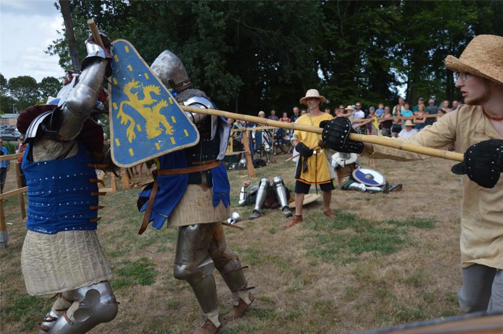Spektakel beim Mittelalterfest rund um die Burg in Bad Bederkesa. Mit von der Pa...