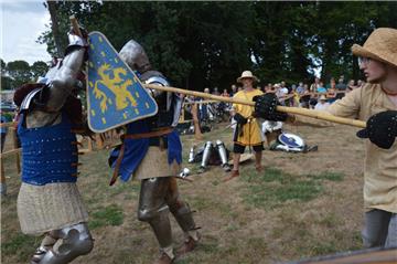 Spektakel beim Mittelalterfest rund um die Burg in Bad Bederkesa. Mit von der Pa...