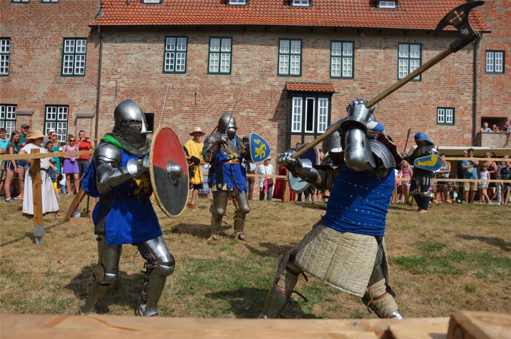 Spektakel beim Mittelalterfest rund um die Burg in Bad Bederkesa. Mit von der Pa...