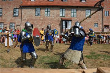 Spektakel beim Mittelalterfest rund um die Burg in Bad Bederkesa. Mit von der Pa...
