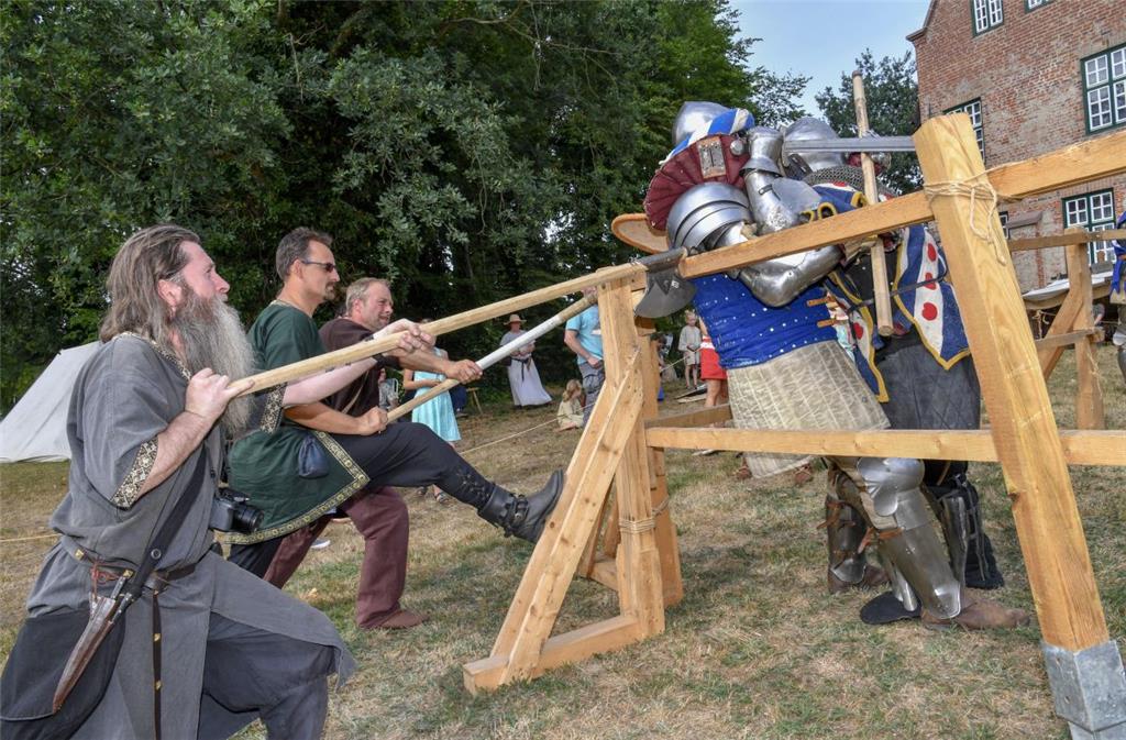 Spektakel beim Mittelalterfest rund um die Burg in Bad Bederkesa. Mit von der Pa...
