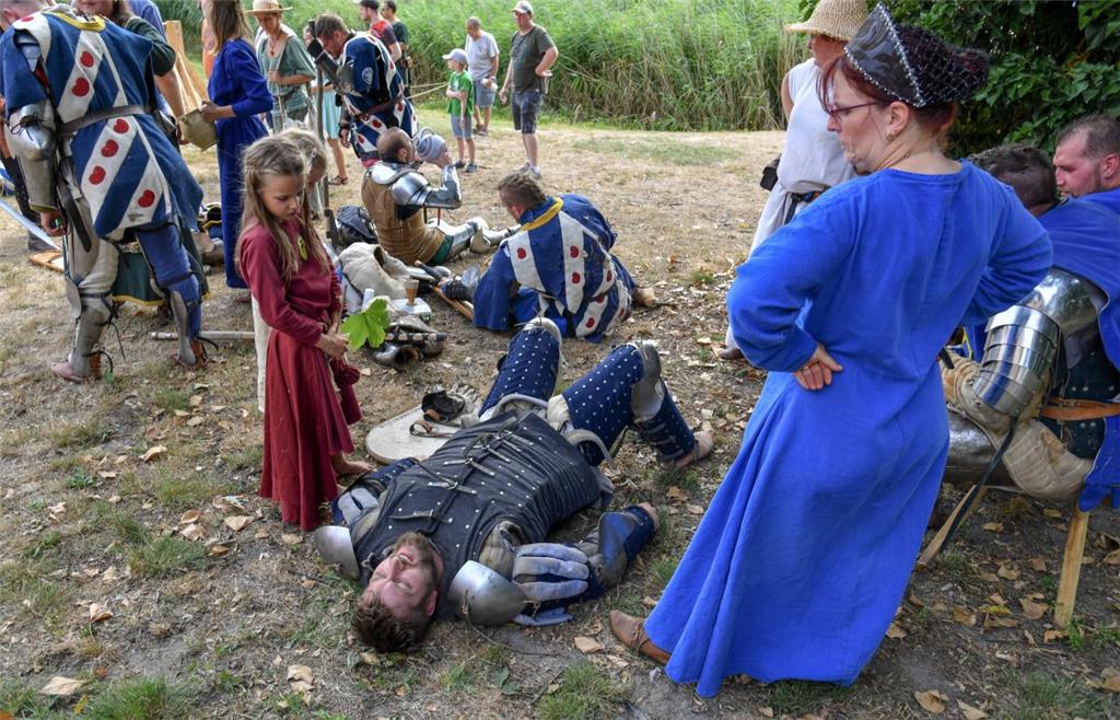 Spektakel beim Mittelalterfest rund um die Burg in Bad Bederkesa. Mit von der Pa...
