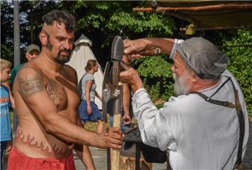 Spektakel beim Mittelalterfest rund um die Burg in Bad Bederkesa. Mit von der Pa...