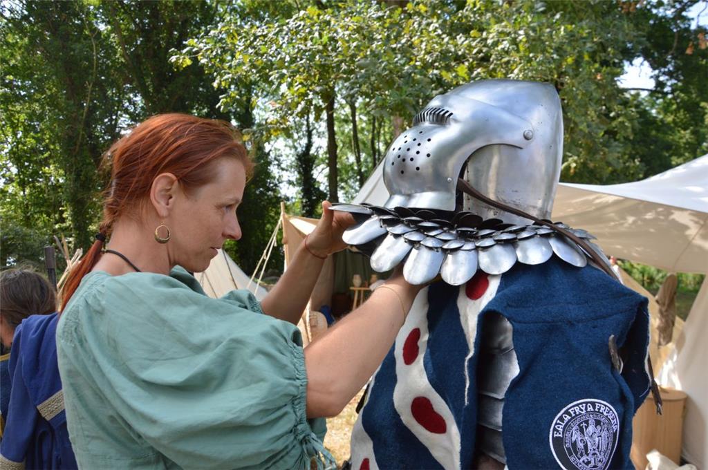 Spektakel beim Mittelalterfest rund um die Burg in Bad Bederkesa. Mit von der Pa...