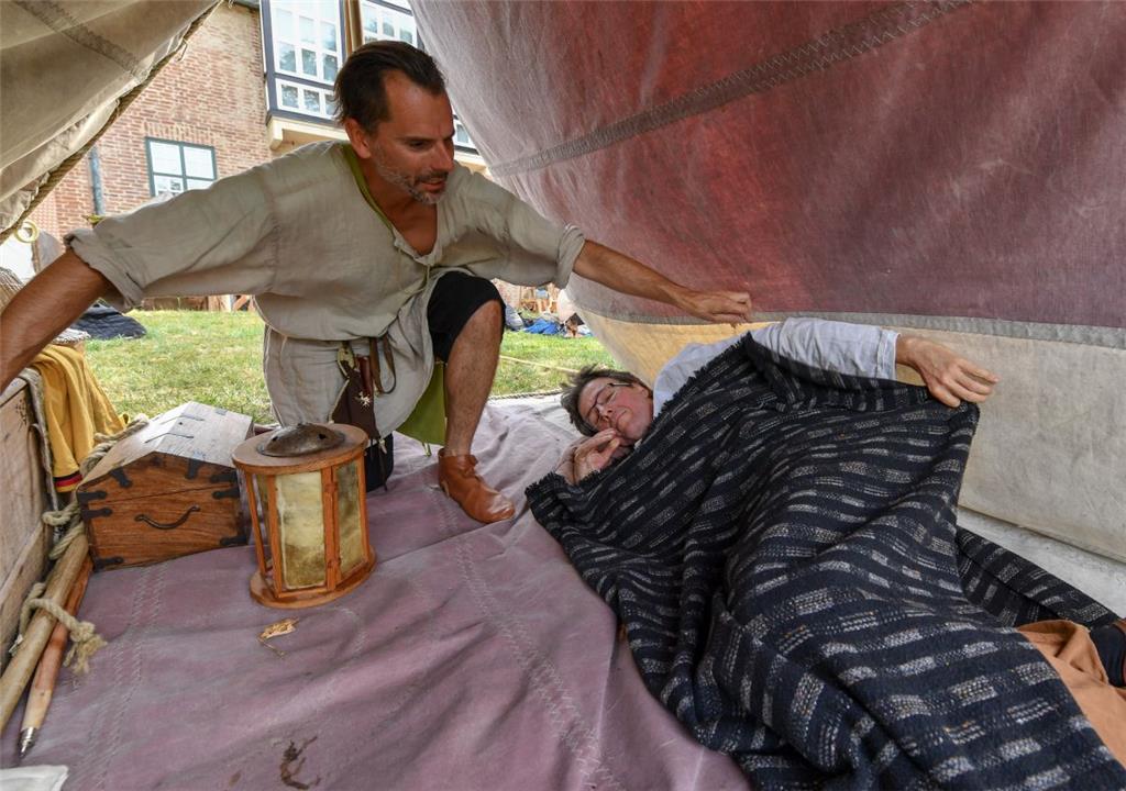 Spektakel beim Mittelalterfest rund um die Burg in Bad Bederkesa. Mit von der Pa...