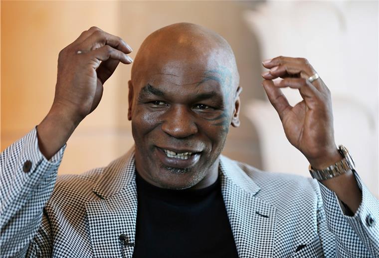 Spektakel oder Peinlichkeit? Mike Tyson steigt wieder in den Ring. Dort trifft er auf Roy Jones junior.