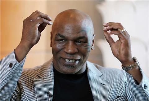 Spektakel oder Peinlichkeit? Mike Tyson steigt wieder in den Ring. Dort trifft er auf Roy Jones junior.
