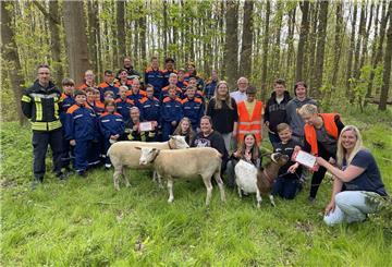 Spendenübergabe im Märchenwald: Die Jugendfeuerwehr Nordenham und die Jugendfarm freuten sich über je 750 Euro.