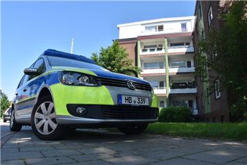 Spezialisten der Polizei konnten die Frau dazu bewegen, zurück ins Haus zu kehren.