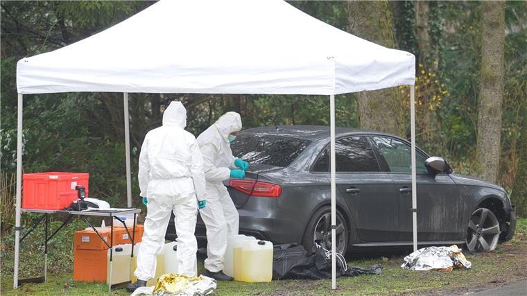 Nach Polizeikontrolle: Automatensprenger schlagen wieder zu Spezialisten untersuchen das verlassene Fluchtfahrzeug mutmaßlicher Geldautomatensprenger.