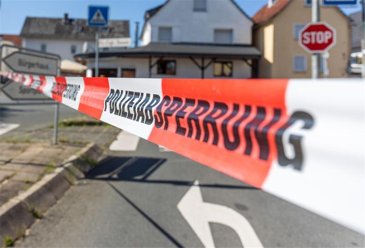 Explosionsgefahr am Werdersee: Polizei stoppt Raketenbau Ein Absperrband der Polizei an einer Straße.