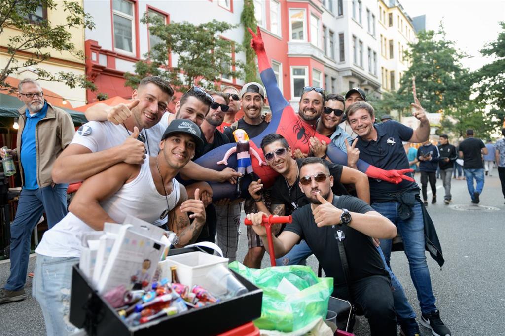 Spiderman Rafael feiert seinen Junggesellenabschied auf dem Straßenfest. Foto: M...