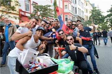 Spiderman Rafael feiert seinen Junggesellenabschied auf dem Straßenfest. Foto: M...