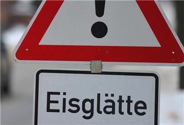 Spiegelglatt und gefährlich: Für Sonntag sind Glatteis und Eisregen angekündigt.