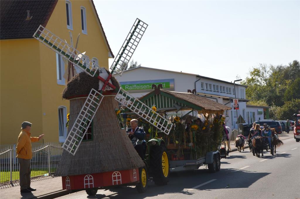 Spieka und Cappel feiern das Erntefest samt Umzug. Foto: Malekaitis