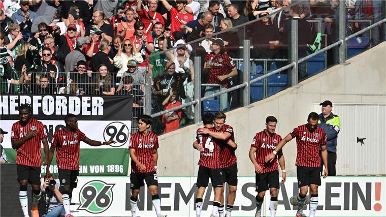 Nach Torlinientechnik und VAR: Hannover gewinnt Topspiel Spiel gedreht: Hannover 96 feiert das 2:1 durch Hayate Matsuda (M).
