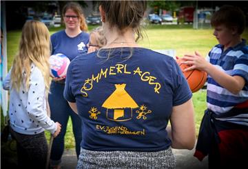 Spiel und Spaß im Sommerlager der evangelischen Jugend in der Rheinstraße.